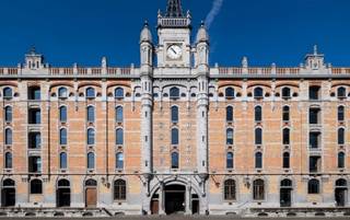 Goed gelegen instapklare kantoorruimte van +/- 296 m² te huur in het centrum van Brussel met vlotte bereikbaarheid. De ruimte maakt deel uit van het authentieke kantoorgebouw 'Tour & Taxis', het historische Koninklijk Pakhuis, dat volledig gerenoveerd werd tot een multifunctioneel gebouw. Tour & Taxis beschikt over kantoorruimtes aanpasbaar volgens de noden en wensen van uw bedrijf. Het complex werd recent gemoderniseerd met zonnepanelen, airconditioning, nieuwe sanitaire blokken en CO2 meters. Gelegen aan de ingang van de volledige site van Tour & Taxis, biedt het gebouw verschillende diensten aan zoals restaurants, winkels, sportfaciliteiten, receptie, kindertuin, douches, een beveiligde fietsenstalling en een pendeldienst naar het Noordstation. Beschikbaar na overleg. Contacteer PANORAMA voor bijkomende inlichtingen, plannen of een vrijblijvend plaatsbezoek 02 420 00 00.