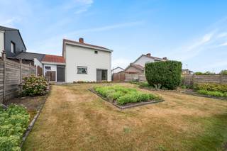 ONTDEK DEZE AANGENAME HALFOPEN BEBOUWING UIT 1971, GELEGEN IN EEN RUSTIGE EN GEZINSVRIENDELIJKE BUURT IN SINT-AMANDS. DE WONING BIEDT EEN...