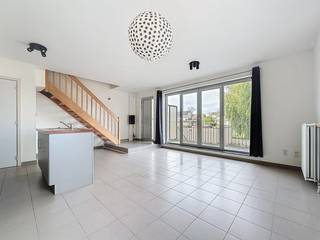 Op zoek naar een gezellig nieuw thuis in het hart van Kaprijke?Dit lichtrijke duplex appartement op de 1e verdieping biedt alles wat je nodig hebt!✨...