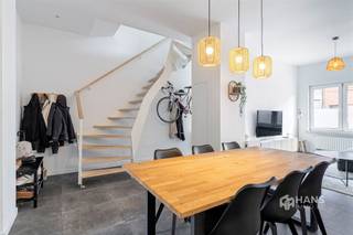 <p><span>Maison rénovée (142 m²) avec 3 chambres, 2 salles de bains et un jardin (56 m²) à Kontich</span></p><p><span>Vous souhaitez vivre en centre-ville tout en rentrant chez vous en toute tranquillité ? Dans la Drabstraat, vous habitez à quelques pas du centre de Kontich, avec les commerces, les écoles et les transports en commun à portée de main. En voiture également, vous bénéficiez d’un accès facile aux principales voies d’accès et à l’E19. Un emplacement pratique avec tout ce dont vous avez besoin à proximité.</span></p><p><span>La maison a fait l’objet d’une rénovation complète en 2021 et est donc prête à accueillir ses nouveaux occupants. Le toit est isolé conformément aux normes et équipé de panneaux solaires, l’installation électrique est conforme et les fenêtres sont dotées d’un double vitrage à haut rendement. Tous ces investissements se traduisent par une excellente note EPC « B ». Avec une surface habitable de 142 m², trois chambres à part entière et deux salles de bains, vous bénéficiez ici d’un espace étonnamment généreux. Un logement prêt à emménager et économe en énergie, sans les soucis liés à la rénovation !</span></p><p><span>Au rez-de-chaussée, on trouve à l’avant l’espace de vie d’environ 33 m². Vient ensuite la cuisine spacieuse (16 m²), entièrement équipée d'une plaque de cuisson, d'une hotte aspirante, d'un évier, d'un four et d'un micro-ondes encastrés, d'un lave-vaisselle, d'un réfrigérateur et d'un congélateur. Vous accédez ensuite à un espace supplémentaire ouvert de 15 m², qui donne directement sur le jardin. À l’arrière se trouve la grande salle de bains de pas moins de 10 m², équipée d’une douche à l’italienne, d’un meuble-lavabo, de toilettes et d’un raccordement pour une machine à laver.</span></p><p><span>Le jardin de 55 m², orienté nord-ouest, constitue un prolongement agréable de la maison et offre suffisamment d’espace pour s’installer confortablement à l’extérieur et profiter du soleil de l’après-midi et du soir.</span></p><p><span>Au premier étage se trouvent deux chambres de 10 m² et 18 m² respectivement. La présence d’une deuxième salle d’eau à cet étage, équipée d’une douche, d’un lavabo et de toilettes, est très pratique.</span></p><p><span>Un étage plus haut, vous découvrirez un véritable atout en termes d’espace : la troisième chambre, accessible par un escalier fixe, offre de nombreuses possibilités grâce à sa superficie de pas moins de 26 m².</span></p><p><span>Entièrement rénovée, EPC B, trois chambres spacieuses et un jardin privé à Kontich : ici, plus besoin de travaux, il ne vous reste plus qu’à emménager. Viendrez-vous bientôt la visiter ?</span></p><p><span>Surface habitable : 142 m² – réf. : surface brute au sol. EPC : B. Pour plus d'informations ou une estimation gratuite, rendez-vous sur </span><span><span>www.hansimmo.be</span></span></p><p><span> </span></p>