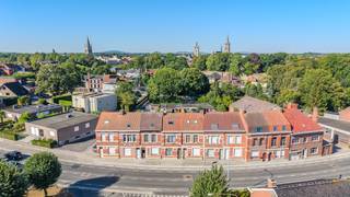 Cette belle maison de ville est située dans le centre d'Ypres. La maison dispose de 4 chambres, d'un jardin orienté sud-ouest et d'un garage spacieux à l'arrière. Vous bénéficiez d'un très bon emplacement à 5 minutes à pied de la Grand Place. Le garage spacieux est sans aucun doute une valeur ajoutée ! <br /><br />La propriété se compose de : <br />Rez-de-chaussée : <br />Hall d'entrée - Salon et salle à manger avec poêle à gaz - Cuisine avec évier, four, cuisinière à gaz avec hotte et réfrigérateur - Salle de bain avec lavabo et douche - Local technique avec branchements pour machine à laver - Toilettes - Véranda. <br /><br />Étage + 1 : 2 chambres <br /><br />Étage + 2 : 2 chambres <br /><br />Extérieur : terrasse orientée sud-ouest avec jardin avec abri de jardin - Grand garage isolé accessible par la route secondaire Basculestraat. <br /><br />GÉNÉRAL : <br />- Etiquette électronique EPC (points d'amélioration faciles possibles) <br />- Emplacement très central à Ypres<br />- Garage spacieux à l'arrière ! <br />- Jardin orienté sud-ouest <br />- Chauffage sur appareils de chauffage au gaz <br /><br /><br />Ce bien est soumis à l'obligation de rénovation imposée par le gouvernement flamand pour les bâtiments résidentiels (sauf en cas de démolition dans les 5 ans suivant l'achat). Pour plus d'informations, veuillez consulter le site web de l'Agence flamande de l'Énergie et du Climat via https://www.vlaanderen.be/een-woning-kopen/renovatieverplichting-voor-residentiele-gebouwen<br /><br />Registre des mesures: non