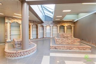 <p><span>Gelegen op een van de drukste invalswegen van Sint-Truiden, biedt deze commerciële ruimte van ±175 m² een uitstekende zichtbaarheid en bereikbaarheid voor diverse ondernemingen en klanten. </span></p><p><span>De Tongersesteenweg is een belangrijke verkeersader die de stad verbindt met Tongeren en diverse omliggende gemeenten, wat zorgt voor een constante stroom van voorbijgangers.</span><span>​</span></p><p><span> </span></p><p><span>De locatie bevindt zich in de nabijheid van verschillende bedrijventerreinen, waaronder Schurhovenveld, Brustem, Sint-Truiden Zuid en Droneport. </span></p><p><span> </span></p><p><span>De ruimte is flexibel in te richten en geschikt voor diverse bedrijfsactiviteiten, zoals retail, dienstverlening of kantoorruimte. Met een oppervlakte van 175 m² biedt het voldoende ruimte om uw bedrijfsactiviteiten optimaal te ontplooien.</span><span>​</span></p><p><span> </span></p><p><span>Het gebouw wordt verwarmd door een collectieve verwarmingsketel op stookolie (van 2021) in combinatie met een airco-installatie. </span></p><p><span> </span></p><p><span>Op eigen terrein zijn er 5 parkeerplaatsen maar dankzij de ligging aan de Tongersesteenweg kan er ook langs de weg geparkeerd worden. </span></p><p><span> </span></p><p><span>Contacteer ons kantoor voor meer info over de diverse mogelijkheden!</span></p><p><span> </span></p><p><span> </span></p><p><span>Aandeel huurder in de plaatsbeschrijving: € 250.</span></p><p><span>Kadastraal inkomen ten laste van de huurder.</span></p>