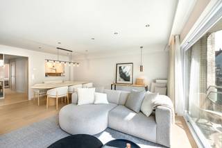 <p><span>Ruim appartement met twee slaapkamers, gelegen op een centrale locatie aan de Parmentierlaan, vlak bij winkels, het centrum en op wandelafstand van de Zeedijk.</span></p>
<p><span>Het appartement beschikt over een ruime en lichtrijke leefruimte met toegang tot het terras aan de voorzijde. De keuken werd recent gerenoveerd en is praktisch ingericht. Verder is er een apart gastentoilet.</span></p>
<p><span>Aan de achterzijde bevinden zich twee ruime slaapkamers, beide met toegang tot een tweede terras. Het appartement beschikt daarnaast over twee badkamers.</span></p>
<p><span>Een aangenaam appartement met een praktische indeling en een uitstekende ligging in Knokke. Private kelder inbegrepen. </span></p>
