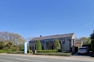 OVERDRACHT VAN AANDELEN MOGELIJK <br />Ontdek dit unieke aanbod gelegen op één van de drukste wegen van Heusden-Zolder.<br />Deze uitzonderlijke eigendom combineert een ruim en professioneel kantoorgebouw met een stijlvolle en comfortabele villa. Het kantoor is volledig ingericht en biedt voldoende ruimte voor een team van maar liefst 20 medewerkers. <br />Aansluitend bevindt zich de villa, die garant staat voor rust en privacy. De woning beschikt over vier slaapkamers, perfect voor een gezin of om extra ruimtes in te richten als bureau, dressing of hobbykamer. De twee ruime leefruimtes bieden tal van mogelijkheden voor ontspanning en ontvangst, terwijl de volledig uitgeruste keuken en de badkamer alle comfort bieden die u nodig heeft in het dagelijkse leven.<br />Heel het gebouw is onderkelderd en is momenteel ingericht als archiefruimte en fitnessruimte.<br />Buiten wordt het plaatje compleet gemaakt door een prachtig aangelegde tuin, hier vindt u een uitnodigend zwembad met een sfeervol paviljoen, ideaal voor zomerse dagen en gezellige avonden. Daarnaast zorgt de vijver voor een rustgevend en natuurlijk accent, waardoor u zich in een oase van groen waant.<br />Rondom het gebouw kunnen makkelijk 15 auto's parkeren.<br />Dit gebouw is de perfecte keuze voor wie wonen en werken op één locatie wil combineren, zonder in te boeten aan luxe, ruimte of uitstraling.<br /><br />Wil je graag het pand eens bezichtigen? Bel dan snel op het nummer 0491 15 30 43 of mail naar hallo@nielsvastgoed.be