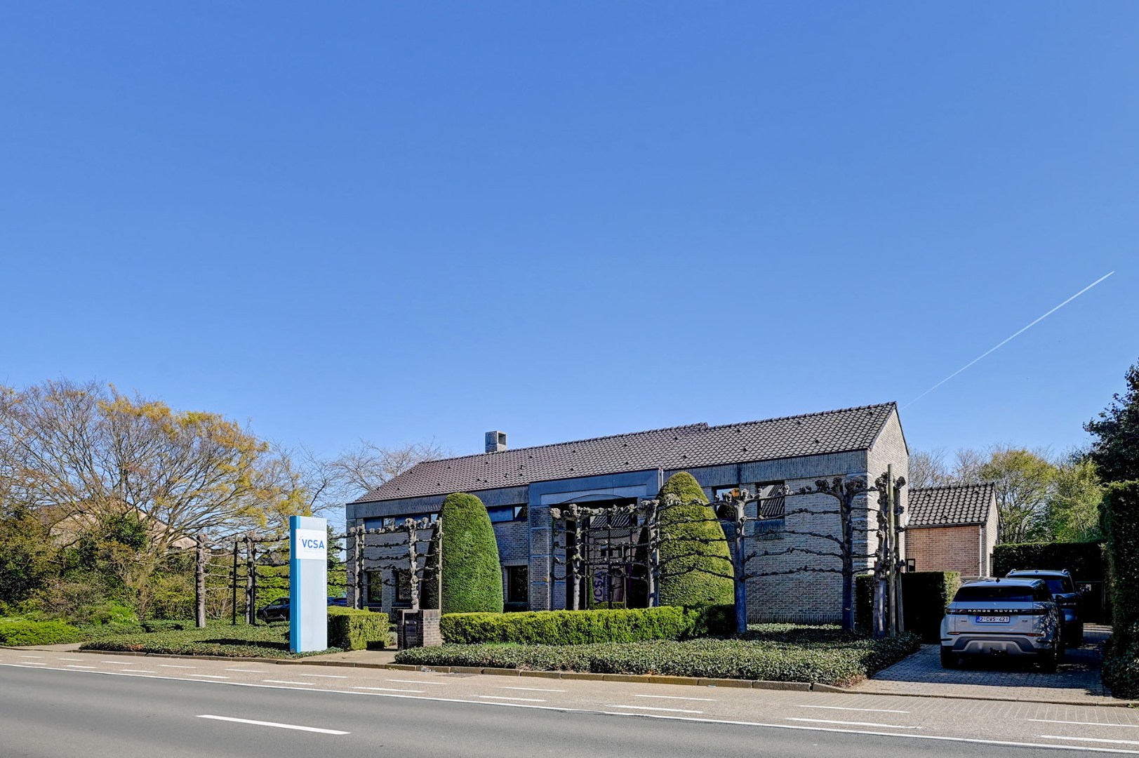 Uitzonderlijk kantoorgebouw met woonst - foto 3