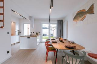 Huis met ruime terrastuin en 4 slpkWelkom in 'Huisje bij de golven' — een warme en instapklare kustwoning waar elk verblijf meteen als vakantie...