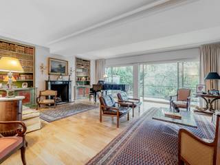 In the protected Square du Bois district, adjacent to the Bois de la Cambre, this character house dating from the 1950s is set in approx. 6.85...