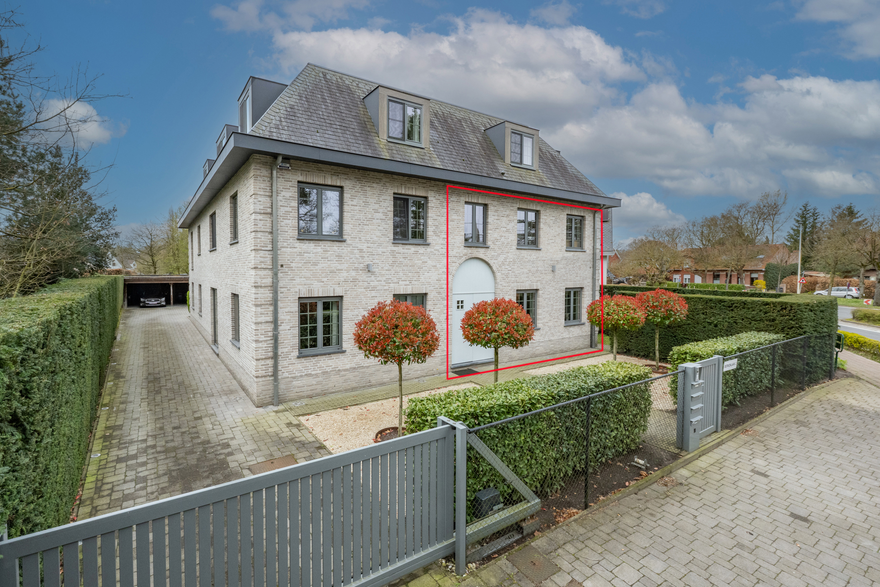  Uitzonderlijk duplex appartement met tuin en carport. - foto 2