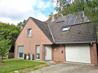 Gelegen in een rustige, groene en gegeerde buurt te Steenokkerzeel ("Zonnebos") vinden we deze ruime en vrijstaande villa. De woning geniet van veel privacy in een groene en residentiële omgeving. De imposante leefruimte met gezellige haard en overvloedige lichtinval biedt een prachtig zicht op de omringende tuin. <br />De open, moderne keuken sluit hier mooi bij aan en is uitgerust met kwaliteitsvolle inbouwapparatuur, een ruim kookfornuis, Amerikaanse koelkast, voldoende kastruimte en eveneens tuinzicht. Verder beschikt deze woning nog over maar liefst vier volwaardige en ruime slaapkamers, een bureau en een inpandige garage.<br />Dankzij o.a. de zonnepanelen op het dak is deze eigendom bovendien energiezuinig en voorzien van een oplaadpaal. Zeer goede verbindingen met de omliggende steden en de periferie rondom Brussel.<br />Vg, Wp, Gmo, Gvkr, Vv. P-score: D / G-score: C. EPC-score: 157 (label B - geen renovatieverplichting). Oppervlakte perceel: 10are. Oriëntatie tuin: noordwesten.<br /><br />INDELING:<br />Kelder (watermeter en -verzachter, gasmeter, condenserende hoogrendementsketel)<br /><br />Gelijkvloers: <br />Inkomhal (houten trap naar verdieping), toilet (wc en lavabo op meubel), living (inbouwcassette hout, schuifraam), eetplaats (schuifraam), bureau (schuifraam), open keuken (Amerikaanse ijskast, vaatwasmachine, dubbele synthetische spoelbak, dampkap, fornuis met 7 pits gasvuur, aanrecht in natuursteen), garage (trap naar kelder, buitendeur, automatische sectionaalpoort, omvormer, installatie elektriciteit, regenwaterpomp, uitgietbak, aansluiting wasmachine).<br /><br />Verdieping: <br />Overloop, badkamer 1 ( inloopdouche met glazen wand, hangwc, lavabo in meubel, handdoekdroger), slaapkamer 1, badkamer 2 (hangwc, inloopdouche met glazen wand, 2 lavabo's in meubel, ligbad, handdoekdroger en aanbouwkast), sas (luik zolder), slaapkamer 2, slaapkamer 3, slaapkamer 4.<br /><br />Dakverdieping: <br />Stockagezolder<br /><br />Afzonderlijk:<br />Overdekt terras, carport, garage/berging.<br /><br />AFWERKING:<br />- Vloeren: natuursteen, laminaat, keramische tegels, beton;<br />- Muren: geschilderd metselwerk, geschilderd pleisterwerk, betonblokken;<br />- Plafonds: geschilderd pleisterwerk, geschilderde gipsplaten, betonwelfsels;<br /><br />AFMETINGEN:<br />Zie indelingsplannen bij downloads.<br /><br />DIVERSEN:<br />Centrale verwarming op gas met radiatoren. Inbouwcassette hout in de woonruimte. Ramen in hardhout met dubbele beglazing. Houten dakramen met dubbele beglazing, voorzien van verduistering en zonwering. PV-installatie met 12 panelen en omvormer. Massieve tussenvloeren. Laadpaal (Type 2) met een vermogen tot 22 kW, load balancing, zonne-laadfunctie en V2G-voorbereiding (WiFi, Ethernet, 4G, OCPP, RFID en ingebouwde DC 6mA beveiliging).<br /><br />STEDENBOUWKUNDIG:<br />Stedenbouwkundige vergunning: ja (1991)<br />Stedenbouwkundige bestemming: woonpark<br />Geen rechterlijke herstelmaatregel of bestuurlijke maatregel opgelegd.<br />Voorkooprecht: nee - Verkavelingsvergunning: ja<br />P-score: D / G-score: C<br />Geen maatregelen in het Vlaams Handhavingsplatform.