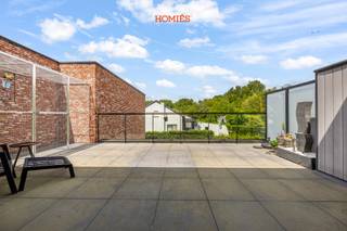 Graag stellen wij u dit duplex-appartement met 3 slaapkamers voor. De woonst bevindt zich op een uiterst centrale locatie, op wandelafstand van het dorpscentrum met diverse voorzieningen zoals restaurant In De Molen, Louis Delhaize, een bakker, een frituur en openbaar vervoer,…. Het appartement is gelegen op de bovenste verdieping en maakt deel uit van een recent (2016), kleinschalige en welonderhouden residentie. Het kenmerkt zich door een kwalitatieve en tijdloze afwerking, waarbij zowel comfort als energiezuinigheid centraal staan. Dankzij de raampartijen geniet de leefruimte van een ruimtelijk gevoel en een overvloed aan licht, met naadloze toegang tot het ruime terras, een absoluut pluspunt. De volledig uitgeruste keuken sluit harmonieus aan bij de leefruimte. Verder beschikt het appartement over 2 bergings en een lift die uitkomt op het slaapverdiep - een bijzonder praktisch voordeel voor een duplex. Het slaapgedeelte omvat 3 ruime slaapkamers, een bureau, een moderne badkamer met zowel ligbad als inloopdouche , en een apart toilet. Dankzij de aanwezigheid van zonnepanelen en het comfort van vloerverwarming aangedreven via een warmtepomp, geniet u hier van een energiezuinige en toekomstgerichte woonoplossing. Bijkomende troeven zijn de lage maandelijkse lasten, het gunstige EPC-label, aanwezigheid van een fietsenstalling en een lift. <em>** Optioneel bij aan te kopen: ondergrondse parking & kelderberging (€30.000) **</em>info@homies.be of 016 22 82 22.