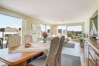 <h3><span>Appartement met drie slaapkamers, 2 terrassen en autostaanplaats in Vichte</span></h3><p><span>In een rustige woonomgeving in Vichte bevindt zich dit verzorgd appartement van 139 m². Het maakt deel uit van een hedendaags appartementsgebouw met een verzorgde groenaanleg en biedt een aangename combinatie van ruimte, comfort en een praktische indeling.</span></p><p><span>De inkomhal geeft toegang tot de verschillende vertrekken. Centraal ligt de ruime leefruimte met open keuken. Grote raampartijen en schuiframen zorgen voor veel natuurlijk licht en verbinden de woonkamer rechtstreeks met het terras (44m²). Hier geniet je in alle rust van de buitenruimte.<br />De open keuken sluit mooi aan bij de leefruimte en is voorzien van de nodige toestellen en werkruimte. </span></p><p><span>Het appartement beschikt over drie slaapkamers. De hoofdslaapkamer heeft rechtstreeks toegang tot een terras (16m²), terwijl ook de andere kamers voldoende ruimte bieden.<br />Verder zijn er een badkamer met inloopdouche en wastafel en een apart toilet. In de badkamer is er ruimte voorzien voor de installatie van een bad. De nodige aansluitingen en afvoer zijn reeds aanwezig. </span></p><p><span>Bij het appartement hoort bovendien een eigen autostaanplaats en een praktische kelderberging, wat zorgt voor extra parkeergelegenheid en bergruimte.</span></p><p><span>De residentie ligt in Vichte, met winkels, voorzieningen en belangrijke verbindingswegen in de buurt. <br />Kortom, een appartement voor wie op zoek is naar ruimte, vlotte bereikbaarheid en toch in een rustige omgeving wenst te wonen.</span></p>