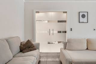 Dit prachtig appartement geniet van een topligging nabij belangrijke invalswegen en de E17, en bevindt zich op fietsafstand van het centrum van Sint-Niklaas. Het appartement beschikt over twee slaapkamers en een lichtrijke leefruimte met open keuken, die naadloos aansluit op de living. Daarnaast is er een aangenaam terras waar u kan genieten van de buitenlucht. Dankzij het gunstige EPC, de conforme elektriciteit en het asbestveilige attest is dit appartement volledig instapklaar, zonder bijkomende renovatiekosten. Bovendien is het momenteel verhuurd, wat het ook bijzonder interessant maakt voor investeerders die op zoek zijn naar een stabiel rendement en een zorgeloze investering.