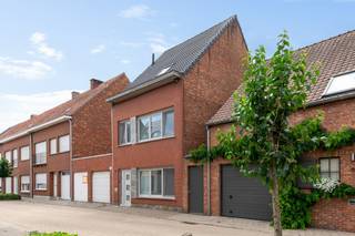 Deze instapklare gerenoveerde gezinswoning is gelegen in een rustig straatje nabij het centrum van Stabroek. Winkels, scholen en openbaar vervoer bevinden zich allemaal op wandelafstand. Via de inkomhal met gastentoilet betreedt u de woning. Van hieruit bereikt u de ruime en lichtrijke leefruimte met keramisch parket. Dankzij de grote raampartijen aan zowel de voor- als achterzijde geniet de ruimte van een aangename lichtinval. Aansluitend aan de leefruimte bevindt zich de open keuken, uitgerust met alle comfort. Van hieruit krijg je rechtstreeks toegang tot de veranda, waar het ideaal vertoeven is in elk seizoen. Op de eerste verdieping bevinden zich 2 volwaardige slaapkamers, de gerenoveerde badkamer, voorzien van een inloopdouche, toilet en dubbele lavabo met meubel. Ten slotte is op deze verdieping nog een wasplaats aanwezig. Verder beschikt de woning over een ruime af te werken zolder, waar je met gemak 2 slaapkamers van kan maken, of naar eigen wens kan inrichten. Het perceel heeft een totale oppervlakte van 168 m² en is zuidwestelijk georiënteerd, waardoor u vanaf de middag optimaal van de zon kan genieten.