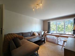 Dit verzorgd en instapklaar appartement is gelegen in Lokeren en bevindt zich op de eerste verdieping. <br />Bij het binnenkomen word je verwelkomd in een inkomhal die leidt naar de gezellige woonkamer. Aansluitend vind je een volledig ingerichte keuken. Het appartement beschikt over twee volwaardige slaapkamers en een badkamer met douche, badkamermeubel en toilet.<br /><br />Het appartement is voorzien van een berging en extra kelderberging op de gelijkvloers verdieping. Dankzij de aanwezige lift is het appartement bovendien vlot toegankelijk.<br /><br />Daarnaast is er zowel voor- als achteraan een terras aanwezig.<br /><br />De huurprijs bedraagt € 725 + € 75 vaste kosten per maand.<br />Dit appartement is beschikbaar vanaf oktober/2026<br /><br />Een ideale woonst voor wie comfort, ruimte en energiezuinigheid wil combineren op een centrale ligging.
