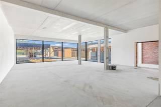 <p><span>Handelsruimte van 195m² met grote raampartijen, open structuur voor talloze mogelijkheden en ruime parkeermogelijkheden aan de achterzijde met toegang via de Heilig hartlaan.</span></p><p><span> </span></p><p><span>Residentie Derlo is ideaal gelegen in het bruisende centrum van Tessenderlo met een combinatie van een goede bereikbaarheid en autoluwe doorgang langs de Stationsstraat en een rustige, veilige</span></p><p><span>in- en uitgang langs de Heilig Hartlaan.</span></p><p><span> </span></p><p><span>Wenst u meer info of een vrijblijvende bezichtiging, contacteer dan ons kantoor op het nummer 011 85 15 15 en wij helpen u graag verder.</span></p>