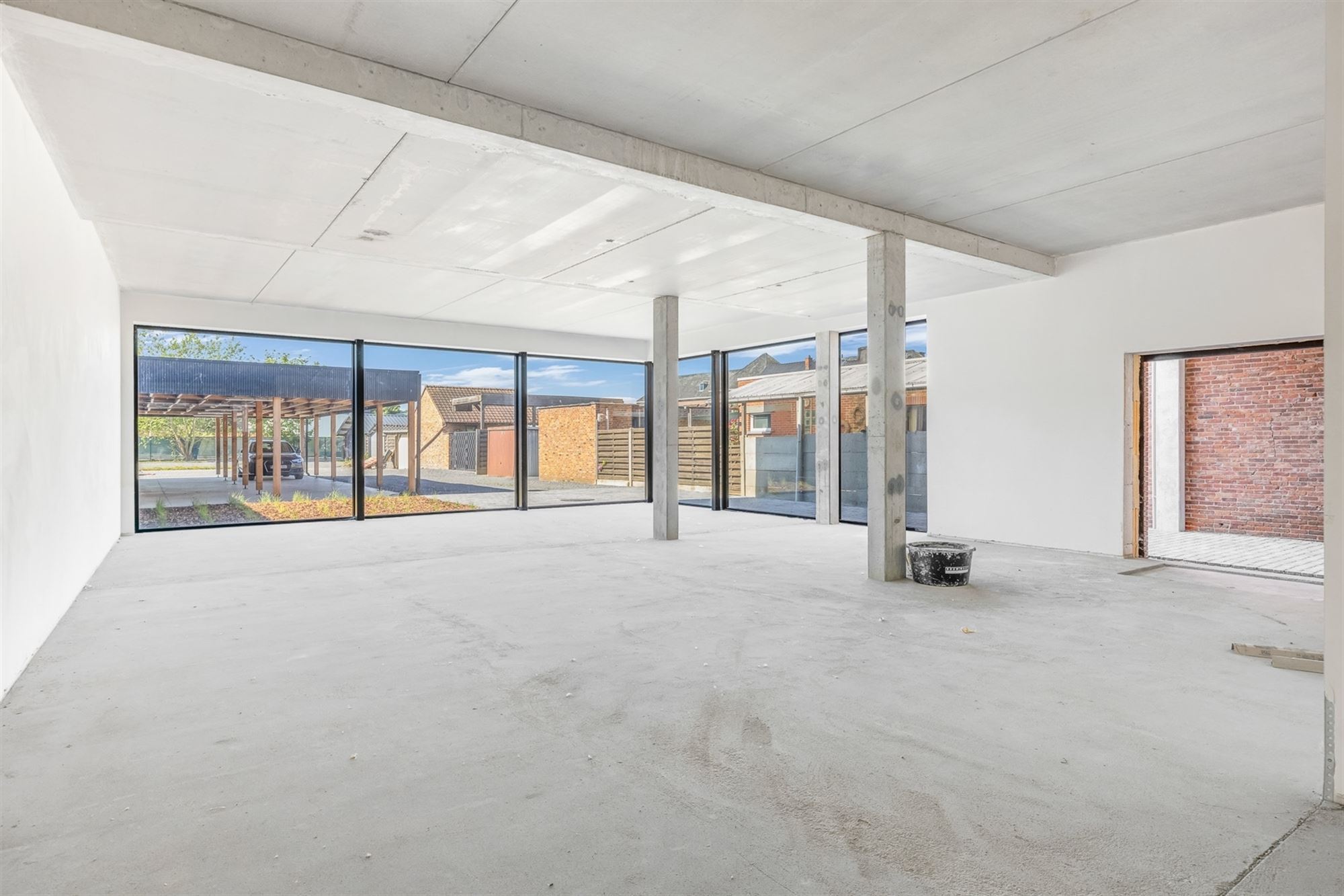 HANDELSRUIMTE VAN 195M² MET GROTE RAAMPARTIJEN, OPEN STRUCTUUR VOOR TALLOZE MOGELIJKHEDEN EN RUIME PARKEERMOGELIJKHEDEN AAN DE ACHTERZIJDE - foto 2