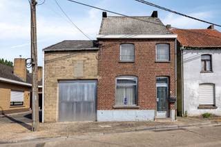 Ben je op zoek naar een halfopen bebouwing met tal van mogelijkheden en een prachtig uitzicht op agrarisch gebied? Dan is deze woning op een perceel van 461 m² zeker een bezoek waard.<br /><br />Met een straatbreedte van ongeveer 10 meter biedt deze eigendom heel wat potentieel. Je kan de bestaande woning volledig renoveren en omvormen tot een hedendaagse gezinswoning, of – afhankelijk van de geldende stedenbouwkundige voorschriften en de nodige vergunningen – kiezen voor afbraak en heropbouw om jouw droomwoning volledig naar eigen smaak te realiseren.<br /><br />Indeling<br />- Gelijkvloers<br />- Inkomhal<br />- Eetruimte<br />- Leefruimte<br />- Keuken<br />- Badkamer<br />- Wasplaats<br /><br />Eerste verdieping<br />- 2 slaapkamers<br /><br />Zolderverdieping<br />- Mogelijkheid tot het inrichten van een extra slaapkamer, hobbyruimte of bureau.<br /><br />Ben je benieuwd naar de mogelijkheden die deze eigendom te bieden heeft? <br />Plan vandaag nog je bezoek. <br /><br />Meer informatie of een bezoek aanvragen?<br />Schrijf u in via de link ( https://albert.immo/listing/dwelling-for-sale-9340-lede-7777927 ) of neem rechtstreeks contact op met Robbe via robbe.van.der.cammen@albert.immo of 0498 26 28 49.
