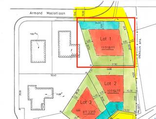 <p><strong>ZUIDWESTELIJK GERICHTE BOUWGROND VOOR OPEN BEBOUWING VAN 11A18CA IN RESIDENTIËLE VILLAWIJK TE GENK (MOLENBLOOK)<br /><br /></strong>In de smaakvolle villawijk Molenblook te Genk, vinden we aan de Armand Maclotlaan (links van huisnummer 45) dit prachtig bouwperceel terug<br /><br />Wie op zoek is naar een bouwgrond voor het bouwen van een statige villa met mooie breedte, vindt deze hier terug en dit op een toplocatie. Genk-centrum, het Ziekenhuis Oost-Limburg, het Molenvijverpark en het Kattevennen-bos vind je hier op wandel- en fietsafstand. De oprit naar de E314 bevindt zich bovendien op enkele minuutjes rijden.<br /><br />Deze bouwgrond is geschikt voor het bouwen van een zeer ruime open bebouwing, heeft een straatbreedte van circa 35 meter en een diepte van gemiddeld 35 meter. De bouwgrond is gelegen in een niet vervallen verkaveling (gekend als lot 1) van meer dan 15 jaar oud. Dit wil zeggen dat de verkavelingsvoorschriften geen weigeringsgrond zijn.<br />De volledige verkavelingsvoorschriften, bouwverordening en groenrichtlijnen van de stad Genk vindt u terug onder “downloads” onder de advertentie van de betreffende bouwgrond op onze website.<br />Algemeen: de bouwdiepte op het gelijkvloers is beperkt tot 17 meter, als er achter de woning een tuinzone aanwezig is diepte van minstens 10 meter. De bouwdiepte op het gelijkvloers is maximaal 12 meter bij een zadeldak en maximaal 15 meter bij een plat dak.<br /><br />Matcht jouw bouwdroom met deze zeer gegeerde locatie waar privacy en rust gegarandeerd worden? Enthousiast of enkele vragen? <br /><br />Contacteer ons op 011 96 51 76 of mail naar info@momentumvastgoed.be.</p>