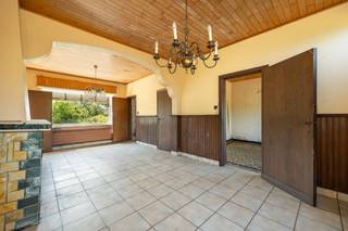 <p><span>Rustig gelegen halfopen woning met uitzonderlijk potentieel.</span></p><p><span>Op zoek naar een renovatieproject met ruimte, rust en talloze mogelijkheden? Dan is deze halfopen bebouwing aan de Scherpstuklei 1 in Putte beslist een bezoek waard. Gelegen op een perceel van meer dan 1.000 m², geniet deze woning van een bijzonder rustige ligging en een zonnige, zuidgerichte tuin waar u de hele dag kunt genieten.</span></p><p><span>De woning dient volledig gerenoveerd te worden, maar biedt een uitstekende basis voor wie zijn toekomstige thuis volledig naar eigen smaak wil creëren. Dankzij de aanwezige volumes en uitbreidingsmogelijkheden kan hier zonder moeite een ruime gezinswoning met vier slaapkamers gerealiseerd worden.</span></p><p><span>Op het gelijkvloers bevinden zich momenteel verschillende leefruimtes die flexibel kunnen worden heringericht tot een hedendaagse woonomgeving met een ruime leefkeuken, gezellige woonkamer en praktische bergruimtes. </span></p><p><span>Buiten vormt het perceel een absolute troef. De grote, zuidgerichte tuin biedt niet alleen volledige privacy, maar ook tal van mogelijkheden voor dierenliefhebbers of gezinnen met kinderen. De open omgeving en het groene uitzicht versterken het gevoel van rust en vrijheid.</span></p><p><span>Ook de zolderverdieping biedt bijkomende mogelijkheden voor uitbreiding en inrichting, waardoor deze eigendom perfect geschikt is voor wie op zoek is naar een woning met groeipotentieel.</span></p><h3><span>Troeven:</span></h3><ul><li><span>Halfopen bebouwing op een perceel van meer dan 10 are.</span></li><li><span>Mogelijkheid tot realiseren van meerdere slaapkamers.</span></li><li><span>Grote zuidgerichte tuin.</span></li><li><span>Rustige en groene ligging.</span></li><li><span>Vlotte bereikbaarheid naar Putte, Mechelen en omliggende gemeenten.</span></li></ul><p><span> </span></p><p><span>Ben jij geïnteresseerd in deze woning te koop in Putte, ben je op zoek naar ander vastgoed, een investering of wens je de waarde van jouw eigendom te kennen? Dan ben je bij </span><span>BOLT immo</span><span> aan het juiste adres! Wij helpen jou graag verder</span><span>.</span><span> </span></p>