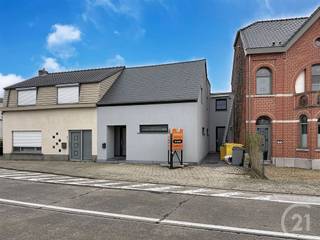 Uitzonderlijk ruime rijwoning in Heist-Op-Den-Berg met een bewoonbare oppervlakte van maar liefst 280 m², gelegen op een perceel van 9 are 58...