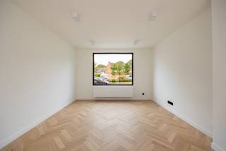 <h1><span>Fully renovated house with 3 bedrooms and garden</span></h1>
<p><span>Looking for a fully renovated home where you can move in without any additional work? In Successiestraat in Ekeren, you will find this tastefully finished family home with three spacious bedrooms, a pleasant garden and terrace.</span></p>
<p><span>The property has been thoroughly renovated and combines contemporary finishes with a practical layout. The roof, PVC windows with high-efficiency glazing and sanitary installations have all been renewed. The property currently has an </span><strong><span>EPC rating C</span></strong><span>, as the planned solar panels still need to be installed. An EPC simulation has already been included in the EPC file, showing that the property will achieve an </span><strong><span>EPC rating B</span></strong><span> once the solar panels have been installed. The solar panels will be fully installed on the roof and will be in place no later than upon handover of the keys.</span></p>
<h2><span>Layout</span></h2>
<p><strong><span>Ground floor</span></strong></p>
<ul>
<li>
<p><span>Spacious entrance hall with tiled floor</span></p>
</li>
<li>
<p><span>Separate guest toilet with hand basin</span></p>
</li>
<li>
<p><span>Bright living room with stylish herringbone parquet flooring</span></p>
</li>
<li>
<p><span>Fully equipped kitchen</span></p>
</li>
<li>
<p><span>Access to the terrace and garden</span></p>
</li>
<li>
<p><span>Cellar providing additional storage space</span></p>
</li>
</ul>
<p><strong><span>First floor</span></strong></p>
<ul>
<li>
<p><span>Bedroom 1 of approx. 19 m²</span></p>
</li>
<li>
<p><span>Bedroom 2 of approx. 14 m²</span></p>
</li>
<li>
<p><span>Luxuriously finished bathroom</span></p>
</li>
<li>
<p><span>Walk-in rain shower</span></p>
</li>
<li>
<p><span>Double washbasin</span></p>
</li>
<li>
<p><span>Towel radiator</span></p>
</li>
<li>
<p><span>Practical storage cupboards</span></p>
</li>
<li>
<p><span>Separate laundry room</span></p>
</li>
<li>
<p><span>Additional separate toilet</span></p>
</li>
</ul>
<p><strong><span>Second floor</span></strong></p>
<ul>
<li>
<p><span>Very spacious third bedroom of approx. 40 m² under the roof</span></p>
</li>
<li>
<p><span>Also ideal as a master bedroom, home office or multifunctional room</span></p>
</li>
</ul>
<p><strong><span>Outdoor area</span></strong></p>
<ul>
<li>
<p><span>Pleasant terrace</span></p>
</li>
<li>
<p><span>Garden</span></p>
</li>
<li>
<p><span>Garden shed</span></p>
</li>
<li>
<p><span>Practical rear access for bicycles</span></p>
</li>
</ul>
<p><span>This property is an excellent opportunity for anyone looking for a move-in-ready and energy-efficient family home in Ekeren, offering plenty of space and high-quality finishes. The planned solar panels are an additional asset: they will be installed before or no later than the handover of the keys and, according to the EPC simulation already carried out, will bring the property to </span><strong><span>EPC rating B</span></strong><span>.</span></p>
<p><span>Interested in this fully renovated home? Contact Immo Point on </span><strong><span>03 535 12 75</span></strong><span> for more information or to arrange a viewing.</span></p>
<p><strong><span>HABITABLE SURFACE AREA:</span></strong><span> The stated “habitable surface area” is based on the “usable floor area” as specified in the EPC.</span></p>