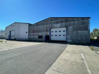 Magazijnruimte met een oppervlakte van 1.000 m² te huur in combinatie met +/- 1.800 m² verharde buitenruimte in Zedelgem, fantastisch gelegen langs...