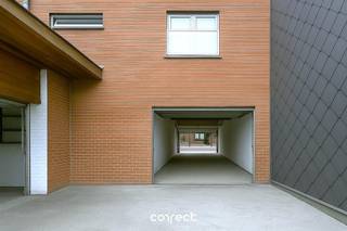 Garage met werkplaats of opslagplaats.Goed gelegen is deze garage welke plaats biedt voor twee wagens na elkaar, een zeer...