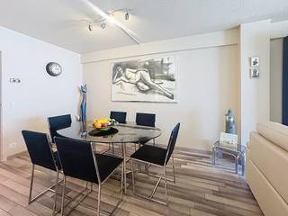 Op een schitterende ligging aan de Zeedijk van Middelkerke bevindt zich dit aangename en ruime 2-slaapkamerappartement op de vierde verdieping van Residentie Director. De residentie onderging recent een grondige vernieuwing van zowel de voor- als achtergevel, inclusief de terrassen, wat zorgt voor een frisse en verzorgde uitstraling.<br /><br />Bij het betreden van het appartement wordt u verwelkomd in een ruime inkomhal.<br />Aan de achterzijde bevinden zich twee volwaardige slaapkamers, beide voorzien van praktische ingemaakte kasten en met toegang tot het ruime, zongerichte terras met prachtig open zicht op de polders. <br />Verder beschikt het appartement over een vernieuwde badkamer met douche en extra ingemaakte kasten, evenals een afzonderlijk toilet.<br />De ruime en lichtrijke leefruimte vormt het hart van het appartement en sluit naadloos aan op de open keuken. Vanuit de woonkamer heeft u rechtstreeks toegang tot het terras aan de voorzijde, waar u wordt getrakteerd op een adembenemend frontaal zicht op zee. <br /><br />Een ideale uitvalsbasis aan zee, zowel voor eigen gebruik als tweede verblijf!<br />Laat u verleiden door dit prachtige uitzicht en ontdek zelf de troeven van dit appartement tijdens een bezoek!