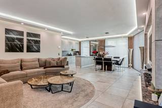 Gebouwd in 2019, 210 m2 bewoonbaar, een EPC van 48 kWh/m2 en ventilatiesysteem D: deze woning in het centrum van Essen vraagt geen enkele investering en valt niet onder de renovatieverplichting. U zet uw meubels erin en woont.<br /><br />De open leefruimte en keuken vormen samen het hart van het huis: lichtrijk, modern afgewerkt, met een keuken voorzien van alle comfort, ruime kastruimte en een ontbijttoog. Aansluitend een aparte berging/wasplaats met ingewerkte plaats voor wasmachine en droogkast, een apart gastentoilet met<br />handenwasser, en een volwaardige bureauruimte — ideaal als thuiswerkplek of vijfde kamer.<br /><br />De eerste verdieping telt drie volwaardige slaapkamers, een badkamer met ligbad en dubbel wandmeubel, een apart toilet en een aparte berging/dressing. De volledige tweede verdieping is ingericht als master bedroom met ingemaakte kasten — een eigen niveau voor uzelf.<br /><br />Buiten: een volledig omheinde tuin met automatische poort, een terras met zonnescherm en een overdekte lounge waar u het hele seizoen kunt zitten. Plus een eigen autostaanplaats.<br />Winkels, scholen en openbaar vervoer op wandelafstand. Watertoets gebouwscore A en perceelscore A<br />— niet gelegen in overstromingsgevoelig gebied.<br /><br /><br />Troeven:<br />- Hoogwaardige materialen: Consequent gebruik gemaakt van exclusieve, natuurlijke materialen die harmonieus door de gehele woning terugkomen.<br />- Uiterst energiezuinig: Gunstig EPC (E29) met uitstekende isolatiewaarden. Hoogwaardige raambekleding & zonwering:<br />- Buitenzijde: Zwarte, niet-lichtdoorlatende screens/rolluiken, volledig Somfy-gestuurd.<br />- Binnenzijde: Exclusieve, op maat gemaakte Luxaflex Shades.<br />- Luxe terras & buitenleven: Gezellig terras met een premium Harol zonnescherm (meest luxe uitvoering met geïntegreerde LED-verlichting, Somfy-bediend), een sfeervolle lounge en een ruim, op maat gemaakt tuinhuis.<br />- Uitstekende beveiliging: Geavanceerd alarmsysteem voorzien van zowel binnen- als buitenbewaking.<br />- Privacy & Veiligheid: Volledig omheind met een onderhoudsvrije aluminium schutting en afgesloten via een automatische, elektrische poort.<br />- Duurzaam & Technisch hoogstaand: Uitgerust met 10 zonnepanelen, ventilatiesysteem D, waterontharder met drukverhoger en een 10.000L regenwaterput (aangesloten op toiletten en buitenkraan).<br />- Parkeergelegenheid: Inclusief private autostaanplaats.<br />- Toplocatie: Rustig en toch zeer centraal gelegen op wandelafstand van openbaar vervoer, winkels en scholen.<br /><br />(ver-)Kopen of (ver-)huren in Kalmthout, Essen en omstreken?<br />Met vragen kan u altijd bij ons terecht! <br />Dewaele Vastgoed Kalmthout<br /><br />Bestuursmaatregelen in het maatregelenregister: nee