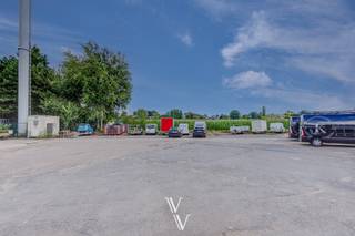 Dit pand is gelegen op de KMO-site in de Fortbaan te Wommelgem. Het magazijn is 160m² en heeft een platform van 20m². Het is voorzien van een...