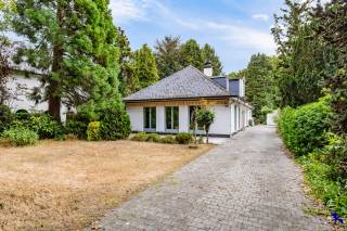 Bienvenue à Overmere-Donk !<br /><br />À quelques pas du lac Donkmeer, entourée de verdure et située dans un cadre paisible, découvrez cette villa individuelle des années 70 implantée sur un magnifique terrain orienté plein sud de pas moins de 13 ares. Un emplacement unique où des opportunités comme celle-ci se présentent rarement.<br /><br />Soyons francs dès le départ : cette maison nécessite des travaux de rénovation. Avec un certificat PEB de classe F, elle est soumise à l’obligation de rénovation, mais ceux qui envisagent l’avenir y trouveront une base particulièrement intéressante avec de nombreuses possibilités.<br /><br />La maison comprend actuellement un hall d’entrée, un spacieux séjour, une cuisine, 3 chambres et une salle de bains. À l’arrière, un grand garage/buanderie est également présent. Mais cela ne s’arrête pas là.<br /><br />Le grand grenier de 80 m² offre de la place pour des chambres supplémentaires, un espace hobby ou même un étage entièrement aménagé selon vos envies. L’espace à l’arrière peut aussi être intégré au volume habitable, idéal pour une chambre supplémentaire, un cabinet professionnel, un atelier ou un bureau, parfait pour les indépendants ou le télétravail. <br />Avec une rénovation adaptée, cette maison peut facilement devenir une grande habitation familiale avec 4 à 5 chambres.<br /><br />Et bien sûr, il y a le terrain : orienté plein sud, environ 20 mètres de large avec une large allée d’accès. Un endroit pour profiter pleinement de la vie en plein air, avec le Donkmeer, les forêts environnantes et de magnifiques sentiers de promenade à proximité.<br /><br />Cette propriété s’adresse à ceux qui ne cherchent pas un bien déjà parfait, mais un lieu où ils peuvent créer quelque chose de vraiment unique.<br /><br />Cette maison deviendra-t-elle bientôt votre perle rare ? <br />Contactez-nous pour une visite au 03 230 00 14 ou par e-mail à info@hiro.be.