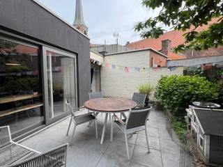 Instapklare, comfortabele gezinswoning in een rustige centrumstraat met aangename binnentuin, terras en garage.GELIJKVLOERS:Hall met gastentoilet,...