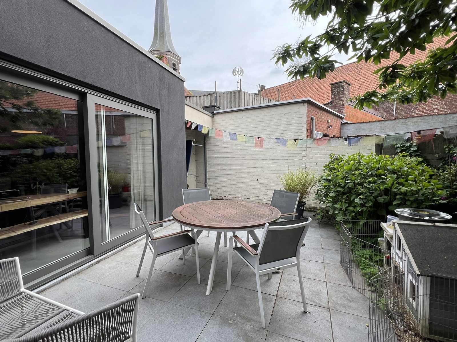 Instapklare gezellige rijwoning in centrum van de stad met binnentuin en garage - foto 1