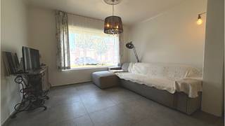 Ruime en comfortabele <strong>HOB</strong> met<strong> 3 slaapkamers, </strong>grote <strong>GARAGE </strong>en gezellige <strong>TUIN</strong>, rustig gelegen in een aangename residentiële woonwijk vlakbij het centrum van <strong>Lichtervelde</strong>.<br />Vlakbij zwembad en sportcentrum en dichtbij winkels, supermarkten, basis- en middelbare school en openbaar vervoer!<br /><strong>+ Zonnepanelen aanwezig!</strong><br /><strong>+ Airco aanwezig! </strong><br />+ Conforme elektrische installatie!<br />+ Zeer goede mobiscore 8,3 op 10!<br /><br />Omvat een inkom, living met ingerichte open keuken ( in juli uitbreiding met keukeneiland ), kelder, 3 slaapkamers, badkamer met douche, zolder, garage, terras en een gezellige tuin.<br />Bruikbare vloeroppervlakte 185 m²<br />#leukwonen #lichtervelde<br /><br />Beschikbaar Onmiddellijk vrij ! <br />