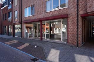 Royale en representatieve winkelruimte van circa 250 m² gelegen aan de rand van het centrum van Baarle-Hertog. De winkelruimte beschikt over een ruime opslagruimte in de kelder van circa 160 m², een toiletruimte en een pantry. Er is ruim voldoende parkeergelegenheid in de nabije omgeving.<br /><br />De winkelruimte, voorzien van een tegelvloer, vloerbekleding en een laminaatvloer, met stucwerk wanden en een systeemplafond, is middels de dubbel openslaande toegangsdeuren erg toegankelijk voor passanten. De voorgevel is volledig van glas en uitermate geschikt als etalage.<br /><br />De winkel beschikt over een ruime opslagruimte in de kelder, die rechtstreeks toegankelijk is middels de vaste trap in het achterste gedeelte. Deze kelder heeft een oppervlakte van circa 160 m² en dient uitstekend als opslagruimte of extra winkelruimte.<br /><br />Via het achterste gedeelte is de keuken/kantine van de winkel toegankelijk. Deze beschikt over een keukenblok.<br /><br />Verder is de winkel uitgerust met een toiletruimte, alarmsysteem en bewakingscamera’s.<br /><br />Algemeen:<br />• Royale en representatieve winkelruimte op centrale ligging in Baarle-Hertog.<br />• Winkeloppervlakte: circa 250 m² en een opslagruimte van circa 160 m².<br />• Voorzien van bewakingscamera’s en een alarmsysteem.<br />• Verwarming door middel van cv-combiketel.<br />• Ruim voldoende parkeergelegenheid in de nabije omgeving.<br />• Huurwaarborg 3 maanden huur.<br />• Aanvaarding: in overleg/ op korte termijn mogelijk.