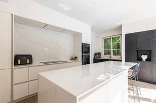 <p><strong>Exclusieve villa te Sint-Job-in-'t-Goor</strong></p>
<p>In een rustige en residentiële villawijk in Sint-Job-in-'t-Goor bevindt zich deze uitzonderlijk ruime villa met een <strong>bewoonbare oppervlakte van maar liefst 346 m²</strong>, gelegen op een <strong>volledig omheind perceel van 2.730 m²</strong>. Via de indrukwekkende <strong>lange oprijlaan</strong> bereikt u deze stijlvolle woning, waar privacy, rust en ruimte centraal staan. De fraai aangelegde tuin met <strong>zwembad</strong> vormt een heerlijke plek om het hele jaar door te genieten.</p>
<p>Bij het betreden van de woning komt u terecht in een ruime inkomhal met gastentoilet. De <strong>lichtrijke leefruimte</strong> vormt samen met de eetkamer het hart van de woning en geniet dankzij de <strong>grote raampartijen</strong> van een prachtig zicht op de tuin en het zwembad. Aansluitend bevindt zich de <strong>ruime leefkeuken</strong>, eveneens met een mooi uitzicht op het groen. Verder beschikt het gelijkvloers over een praktische wasruimte, een <strong>ruime masterbedroom met aansluitende badkame</strong>r en alle comfort voor gelijkvloers wonen.</p>
<p>Op de eerste verdieping bevinden zich <strong>vier volwaardige slaapkamers</strong>, variërend van ongeveer 17 m² tot 24 m², een <strong>tweede badkamer</strong>, een apart toilet en een ruime nachthal. Het <strong>balkon</strong> over de volledige breedte van de woning biedt een aangenaam uitzicht over de tuin.</p>
<p>De <strong>volledig afgewerkte zolderverdieping</strong> beschikt over twee bijzonder ruime kamers van ca. 34 m² en 42 m². Deze ruimtes zijn perfect in te richten als extra slaapkamers, bureau, hobbyruimte, fitness, speelkamer of polyvalente ruimte.</p>
<p>Met <strong>zeven mogelijke slaapkamers</strong>, drie volwaardige verdiepingen en uitzonderlijke volumes biedt deze villa tal van mogelijkheden voor grote gezinnen, thuiswerk of een combinatie van wonen en werken.</p>
<p><strong>Troeven</strong></p>
<ul>
<li>Bewoonbare oppervlakte van 346 m²</li>
<li>Perceel van 2.730 m²</li>
<li>Lange oprijlaan</li>
<li>Volledig omheinde tuin met optimale privacy</li>
<li>Zwembad</li>
<li>Mogelijkheid tot 7 slaapkamers</li>
<li>Praktische wasruimte</li>
<li>Afgewerkte zolder met tal van mogelijkheden</li>
</ul>
<p>Deze villa biedt een unieke combinatie van <strong>ruimte, privacy en comfort</strong> op een toplocatie in het groene Sint-Job-in-'t-Goor.</p>