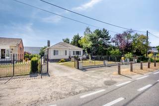 <p>Aan de Leuvensesteenweg in Boortmeerbeek vind je deze karaktervolle villa, verscholen achter een stijlvolle stenen gevel en met een perceel van maar liefst 1344 m². Vanaf het eerste moment voel je dat dit huis ruimte en rust uitstraalt: een plek waar je gezin alle kanten op kan groeien, met een tuin op het zuidwesten die om lange zomeravonden vraagt. De ligging combineert het beste van twee werelden – een groene, residentiële omgeving met toch alle voorzieningen binnen handbereik.</p><p>Binnen ontvangt een inkomhal van 8 m² je gastvrij en leidt je naar de ruime leefruimte van 38,4 m², die naadloos overloopt in de ruime geïnstalleerde keuken (16 m²), die is voorzien van dubbele spoelbak, keramische kookplaat, dampkap, oven en vaatwasser, en leent zich perfect voor wie graag kookt én ontvangt. Een apart bureau van ruim 8 m² biedt de ideale plek om thuis te werken, terwijl de badkamer op het gelijkvloers (8,2 m², met bad en douche) en het gastentoilet het comfort compleet maken. Gelijkvloers tref je ook twee slaapkamers van 14,7 en 14,5 m². De veranda (22m²) brengt ons naar de grote tuin en terras, Zuid-West gericht, waar je zowel in de zomer als de winter van de zon kan genieten.</p><p>Op de eerste verdieping – bereikbaar via de nachthal – nog twee ruime slaapkamers van 23,8 en 13,2 m², aangevuld met een extra toilet. <br />De uitgestrekte kelder van 141 m² biedt dan weer eindeloze mogelijkheden: garage, werkruimte, hobbyruimte, opbergmogelijkheden.</p><p>Deze villa werd afgewerkt met dubbel PVC-schrijnwerk, een leien dak met dakisolatie en een centrale verwarming op stookolie met radiatoren. Automatische rolluiken, een automatische garagepoort, een intercom met videofoon en camerabewaking zorgen voor extra comfort en veiligheid. Zowel binnen als buiten is er voldoende parkeergelegenheid voorzien, met zowel een garage als ruimte op eigen terrein. Het pand is instapklaar en beschikt over een EPC-label C.</p><p>De ligging langs de Leuvensesteenweg is een troef op zich: winkels, scholen, sportfaciliteiten, openbaar vervoer en het station liggen allemaal op wandel- of fietsafstand, terwijl de invalswegen je snel naar Leuven, Mechelen of Brussel brengen. Een heerlijke combinatie van rust en bereikbaarheid, ideaal voor wie het landelijke gevoel wil combineren met stedelijk comfort.</p><p>Benieuwd of deze villa jouw nieuwe thuis wordt? Plan je bezoek in via onze website – wie weet val je net als wij voor deze karaktervolle woning aan de Leuvensesteenweg.</p>