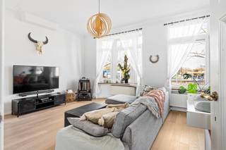 <p><span>Derrière cette </span><span>façade authentique et charmante</span><span> se cache une maison étonnamment spacieuse qui </span><span>a été entièrement rénovée</span><span> en </span><span>2015</span><span>, dans un souci de confort et de plaisir de vivre contemporain. Grâce à son </span><span>label EPC B</span><span> et à un </span><span>contrôle électrique conforme</span><span>, vous profiterez ici d'une maison économe en énergie et sans souci.</span></p><p><span>Aujourd'hui, la propriété est divisée en </span><span>deux unités résidentielles complètes</span><span>, ce qui la rend </span><span>parfaite comme maison kangourou</span><span> ou comme maison avec un confort de vie supplémentaire pour une famille plus nombreuse.</span></p><p><span>L'</span><span>appartement du rez-de-chaussée</span><span> comprend une </span><span>ou deux chambres</span><span>, un </span><span>beau salon avec cuisine ouverte</span><span>, une </span><span>salle de bains</span><span> et une </span><span>pièce de rangement séparée</span><span>. </span><span> La </span><span>cour intérieure orientée sud-est</span><span>, idéale pour profiter du soleil en toute tranquillité </span><span>, constitue un atout supplémentaire. </span><span> Il y a également </span><span>un garage</span><span> à l'arrière de la parcelle </span><span>, qui peut servir d'espace de stockage supplémentaire ou être converti en </span><span>pièce de bricolage ou de travail</span><span>.</span></p><p><span>L'</span><span>appartement situé aux étages supérieurs</span><span> est </span><span>aménagé de manière pratique</span><span>, avec des finitions modernes et dégage une atmosphère chaleureuse et accueillante, idéale pour ceux qui recherchent une </span><span>vie confortable et insouciante</span><span>. </span><span> Au premier étage, vous trouverez une </span><span>salle de séjour lumineuse</span><span> avec une </span><span>cuisine ouverte entièrement équipée</span><span>. </span><span> Depuis la cuisine, vous avez accès à une </span><span>agréable terrasse orientée sud-est</span><span>, où vous pourrez profiter pleinement du soleil du matin et de l'après-midi.<br />La mezzanine abrite une </span><span>salle de bains moderne</span><span> et des </span><span>toilettes séparées</span><span>. </span><span> A l'étage </span><span>se trouvent trois chambres</span><span>, idéales pour une famille, un bureau à domicile ou une pièce de loisir supplémentaire.</span></p><p><span>En bref : une </span><span>maison polyvalente, prête à être emménagée</span><span>, avec du caractère, de l'espace et de nombreuses possibilités.</span></p>