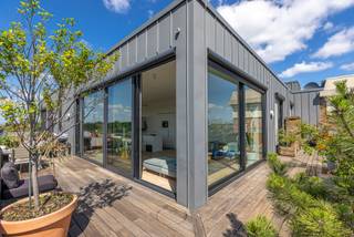 <p><strong>Trendy penthouse met panoramisch uitzicht en prachtig terras</strong><br />Gelegen op de zesde verdieping van een voormalig industrieel gebouw.</p>
<p>Geniet van een adembenemend uitzicht over het Brussels Gewest, gecombineerd met het comfort en de praktische indeling van dit penthouse. Het rustige Bospark fungeert als tuin, en metrohaltes, treinstations en uitvalswegen liggen in de nabijheid.</p>
<p>Deze faciliteiten dragen bij aan het hoge comfort dat deze eigendom kan bieden, ideaal als pied-à-terre of voor gezinnen die op zoek zijn naar ruimte en comfort.</p>
<p>De Gespstraat is een rustige straat, waar dit historische gebouw in 2014 een grondige metamorfose onderging, met respect voor het originele uitzicht en structuur. De penthouse maakt deel uit van een optopping en beschikt over een prachtig terras van circa 74m².</p>
<p>Het appartement zelf omvat drie slaapkamers (16m² - 10.5m² - 9.7m²), waarvan één met een en-suite douchekamer. Daarnaast is er een ruime badkamer met ligbad, inloopdouche, extra toilet en een apart gastentoilet.</p>
<p>De lichte leefruimte heeft een uitzonderlijke plafondhoogte (3.2m) en grote raampartijen, voorzien van zonnescreens. De ruimte van 40.5m² omvat ook de volledig geïnstalleerde maatkeuken van Vossaert. Aangrenzend aan de keuken bevindt zich een praktische technische bergruimte.</p>
<p>Op de kelderverdieping zijn een privatieve berging inbegrepen in de verkoopprijs. De verkopers verkiezen een autostaanplaats in de afgesloten garage mee aan te bieden voor de meerprijs van 25.000 euro.</p>
<p>De goed onderhouden mede-eigendom biedt verder een fietsenstalling, een afvallokaal en een gezellige moestuin.</p>
<p>Bezoeken kunnen eenvoudig worden geregeld na afspraak via telefoon <strong>02 466 05 75 </strong>of e-mail <strong>aurelie.defloo@living-stone.be.</strong></p>
<p>Elektrische installatie conform AREI.<br />EPC C- (145 kWh/m² jaar)</p>