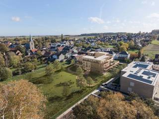 <p><strong>Lanceringsavond 28 mei 2026</strong></p>
<p>Schrijf u in via<span> </span><strong>www.voerhof.be</strong><br /><br /><strong>Wonen in rust, met ruimte en verfijning<br /><br /></strong></p>
<p>Welkom bij<span> </span><strong>Voerhof</strong><span> </span>– een exclusief woonproject waar hedendaagse architectuur, groen en privacy naadloos in elkaar overvloeien. Hier woont u in alle rust, aan de rand van het park, met winkels en voorzieningen binnen handbereik.<br /><br /></p>
<p>De architectuur werd ontworpen met een duidelijke visie:<span> </span><strong>maximaal licht, doordachte indelingen en een sterk gevoel van privacy</strong>. Elk appartement is zorgvuldig ingeplant, zodat u optimaal geniet van uw eigen ruimte in een serene woonomgeving.<br /><br /></p>
<p><strong>Ruimte om te leven, binnen én buiten</strong></p>
<p>Voerhof biedt een gevarieerd aanbod van<span> </span><strong>ruime appartementen met 1, 2 en 3 slaapkamers</strong>. Of u nu starter bent, een gezin vormt of op zoek bent naar comfortabel en toekomstgericht wonen: hier vindt u een thuis op maat.<br /><br /></p>
<p>De absolute eyecatchers zijn de<span> </span><strong>royale terrassen tot 65 m²</strong>. Deze vormen een volwaardig verlengstuk van de leefruimte en bieden:</p>
<ul>
<li>maximale privacy</li>
<li>een open zicht op het groen</li>
<li>een rustige plek om te ontspannen</li>
</ul>
<p>Hier ervaart u elke dag het gevoel van buiten wonen, met alle comfort van binnen.<br /><br /><strong>Afwerking met karakter en kwaliteit</strong></p>
<p>Bij Voerhof staat kwaliteit centraal. De appartementen worden afgewerkt met<span> </span><strong>hoogwaardige materialen en een verfijnde, tijdloze uitstraling</strong>. Elk detail draagt bij aan een stijlvolle en duurzame woonbeleving.<br /><br /></p>
<p>Dankzij de toepassing van<span> </span><strong>energiezuinige technieken</strong><span> </span>kiest u bovendien voor een toekomstgerichte woning met een lager energieverbruik en meer wooncomfort.<br /><br /><strong>Comfort tot in de kleinste details</strong></p>
<p>Onder het gebouw bevinden zich<span> </span><strong>vlot bereikbare ondergrondse parkings</strong>, die zorgen voor extra gebruiksgemak en een zorgeloze thuiskomst.</p>
<p>De unieke combinatie van:</p>
<ul>
<li>een rustige ligging aan het park</li>
<li>een centrale locatie nabij winkels en voorzieningen</li>
</ul>
<p>zorgt voor een perfecte balans tussen ontspanning en bereikbaarheid.<br /><br /><strong>Een plek om écht thuis te komen</strong></p>
<p>Voerhof is meer dan een woonproject. Het is een plek waar<span> </span><strong>architectuur, natuur en comfort samenkomen</strong><span> </span>in een harmonieus geheel.</p>
<p>Laat u inspireren en ontdek hoe het voelt om hier thuis te komen.</p>