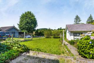 Immo Pické biedt U deze rustig gelegen woning aan met prachtig zicht op de achterliggende weilanden en in de nabijheid van winkels, openbaar vervoer, scholen en de belangrijkste verbindingswegen. Deze woning bestaat uit een inkomhal met gastentoilet, een woonkamer met eetkamer, een keuken, een nachthal, 3 slaapkamers en een badkamer. Daarnaast beschikt deze woning over een garage en kelderruimtes. Aanwezigheid van verschillende open autostaanplaatsen. Achter de woning vinden we een prachtige en ruime tuin (met tuinberging) met een schitterend zicht op de achterliggende weilanden.