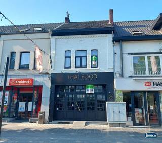 <p><span>Dit is uw kans om een bloeiende onderneming te starten in het hart van Maasmechelen, gelegen aan de levendige wandelstraat Pauwengraaf. We presenteren met trots dit fantastische handelspand met bovenliggend appartement, dat klaarstaat om een enthousiaste ondernemer te verwelkomen.</span></p><p><span>Op de begane grond is het pand volledig ingericht als een horecagelegenheid, met een gezellige bar en een open keuken. De ramen en deuren aan de straatkant kunnen volledig geopend worden, waardoor u kunt profiteren van een levendige en uitnodigende sfeer. Aan de keuken grenst een extra werkruimte, en vanuit hier heeft u toegang tot de achtergelegen tuin, die bereikbaar is via de achterliggende straat. Uiteraard zijn er ook sanitaire voorzieningen aanwezig die essentieel zijn voor een horecagelegenheid.</span></p><p><span>Op de eerste verdieping bevindt zich het woongedeelte met een ruime woonkamer en een open keuken. Een trap leidt u naar de bovenste verdieping, waar u een grote slaapkamer, een berging en een badkamer aantreft. De badkamer is uitgerust met een ligbad, douche, wastafel en toilet, zodat u van alle gemakken bent voorzien.</span></p><p><span>Het pand is onlangs grotendeels gerenoveerd en beschikt over centrale verwarming op aardgas, zowel op de begane grond als op de bovenverdieping. Daarnaast is er ook een kelder aanwezig voor extra opslagruimte. Alle aanwezige apparatuur in het horecapand, evenals de inrichting met tafels en stoelen, kunnen worden overgenomen.</span></p><p><span>Bovendien is het pand ook bereikbaar via de achterliggende straat, de Mie Merkenstraat. Uw auto parkeren op eigen terrein is absoluut geen probleem. Het bied natuurlijk ook de mogelijkheid om 2 huisnummers te creëren, mits het bekomen van de nodige vergunningen bij de gemeente. </span></p><p><span>Extra Kenmerken:</span><span><br /><br />-Gedeeltelijk gerenoveerd</span></p><p><span>-Centrale verwarming op aardgas op alle verdiepingen</span></p><p><span>-Kelder voor extra opslagruimte</span></p><p><span>-Toegang en parkeermogelijkheden via de Mie Merkenstraat</span></p><p><span>-Mogelijkheid tot creëren van 2 huisnummers (na goedkeuring van de gemeente)<br /><br /></span><span>Huidige Verhuursituatie:</span></p><p><span>Het volledige pand is momenteel verhuurd voor 1900 per maand.</span></p><p><span>Wilt u meer informatie of een bezoek ter plaatse brengen? Neem dan contact met ons op via e-mail naar <span>Carolien@jemar.be</span></span><span> of bel naar 0484/35.70.67. Aarzel niet en grijp deze unieke kans om uw droomonderneming te realiseren in deze bruisende locatie!</span></p><p><span> </span></p>