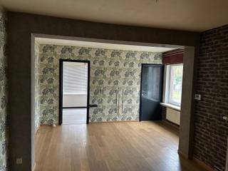 Interessante opbrengsteigendom gelegen op een toplocatie te Kalmthout vlakbij alle winkels, openbaar vervoer,...Op het gelijkvloers vinden we een goeddraaiende frituur met garage. De 1ste verdiepring bestaat uit een ruim appartement met 3 slaapkamers, open keuken, badkamer, ruime woonkamer en mogelijkheid tot terras. Tevens is er een zeer ruime zolder aanwezig. Recent zijn beide verwarmingsketels op gas vernieuwd en is er dubbele beglazing geplaatst in het appartement. Het appartement is bovendien recent geschilderd. Beide units zijn goed verhuurd aan competitieve huurprijzen en de huurders zijn zeer correcte betalers.