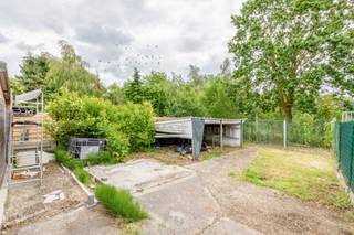 De woning beschikt op het gelijkvloers over een inkomhal die doorloopt naar de leefruimte. De woonkamer vormt een centraal punt in de woning en sluit aan op de <strong>open keuken met eetgedeelte</strong>. Deze keuken is praktisch ingericht en biedt <strong>voldoende werk- en opbergruimte</strong>, met een logische verbinding naar de woonkamer.<br /><br />Naast de keuken bevindt zich een <strong>berging</strong> voor voorraad en huishoudtoestellen. Op het gelijkvloers is ook de badkamer terug te vinden, ingericht met de nodige voorzieningen. Aan de achterzijde ligt een <strong>veranda </strong>die als extra leefruimte kan dienen en <strong>rechtstreeks toegang</strong> geeft tot het <strong>terras en de tuin</strong>.<br /><br />De tuin is ruim en overzichtelijk, met een tuinhuis voor bijkomende opslag. De <strong>garage</strong> is te bereiken via de <strong>oprit </strong>naast de woning en biedt plaats voor een wagen of extra bergruimte.<br /><br />Op de eerste verdieping bevinden zich <strong>twee slaapkamers</strong>, beide geschikt als volwaardige slaapruimte en met voldoende lichtinval.<br /><br />U kan een bezoek aanvragen via 03 502 98 74 of via lena@claves.be.