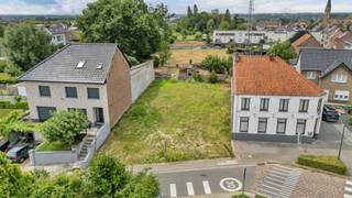 <p><strong>Bouwgrond met ontwikkelingspotentieel in het centrum van Pamel (Roosdaal)</strong></p><p>Bent u op zoek naar een projectgrond met tal van ontwikkelingsmogelijkheden? Dan is dit perceel in de <strong>Dokter Roossenstraat te Pamel (Roosdaal)</strong> beslist een unieke opportuniteit.</p><p>Het perceel heeft een <strong>breedte van ongeveer 16 meter</strong> en is gelegen in <strong>woongebied</strong>, zonder RUP of BPA, wat verschillende ontwikkelingsscenario's mogelijk maakt (steeds onder voorbehoud van een stedenbouwkundige vergunning).</p><p>Volgens de huidige stedenbouwkundige visie van de gemeente behoort het perceel tot de <strong>afbakening van Pamel</strong>, waardoor ook de ontwikkeling van een <strong>meergezinswoning</strong> tot de mogelijkheden behoort. Het uiteindelijke aantal appartementen dient bepaald te worden op basis van een concreet ontwerp dat voldoet aan de gemeentelijke richtlijnen.</p><p>Daarnaast biedt het perceel eveneens de mogelijkheid voor de realisatie van:</p><ul><li><p><strong>2 gesloten bebouwingen</strong></p></li><li><p><strong>Meergezinswoning/appartementsgebouw</strong> (onder voorbehoud van stedenbouwkundige goedkeuring)</p></li></ul><h3>Troeven</h3><ul><li><p>Perceelbreedte van ca. <strong>16 meter</strong></p></li><li><p>Gelegen in <strong>woongebied</strong></p></li><li><p>Geen RUP of BPA van toepassing</p></li><li><p>Mogelijkheid tot realisatie van <strong>2 gesloten woningen</strong></p></li><li><p>Potentieel voor een <strong>meergezinswoning</strong></p></li><li><p>Centrale ligging in Pamel (Roosdaal)</p></li><li><p>Interessante opportuniteit voor projectontwikkelaars en investeerders</p><p>Stedenbouwkundige inlichtingen en maatregelenregister in aanvraag.</p></li></ul>