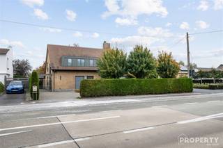 <p><span>Deze aangename woning combineert comfort met functionaliteit en biedt tal van mogelijkheden voor gezinnen of hobbyliefhebbers. Ze staat op een verzorgd perceel met een royale oprit, dubbele garage en een groene, privacyrijke tuin met terras, gazon en gezellige zithoeken.</span></p><p><span> </span></p><p><span>Binnen verwelkomt een ruime inkomhal met ingebouwde kasten. De lichtrijke woonkamer met open haard creëert een warme sfeer, aansluitend op de eetruimte met veel bergruimte. De open, volledig uitgeruste keuken met eethoek en grote schuiframen biedt direct toegang tot de tuin.</span></p><p><span> </span></p><p><span>Op de benedenverdieping bevinden zich een praktische bijkeuken/wasruimte en een extra kamer, ideaal als kantoor of hobbyruimte.</span></p><p><span> </span></p><p><span>Boven zijn er vier comfortabele slaapkamers, waaronder een ruime hoofdslaapkamer. De badkamer is uitgerust met ligbad, douche en dubbele wastafel  perfect voor dagelijks gezinscomfort.</span></p><p><span> </span></p><p><span>De verzorgde tuin met overdekt terras nodigt uit tot ontspannen of buiten eten in alle rust. De garage en aparte werkplaats/berging bieden volop ruimte voor voertuigen, opslag of klussen.</span></p><p><span> </span></p><p><span>Gelegen in een rustige, kindvriendelijke buurt nabij winkels, scholen en openbaar vervoer, combineert deze woning een gunstige ligging met veel potentieel.</span></p><p><span> </span></p><p><span>Kortom: een instapklare, ruime gezinswoning met vier slaapkamers, sfeervolle leefruimtes, open haard en talrijke gebruiksmogelijkheden  de ideale thuisbasis in het hart van Ledegem.</span></p><p><span> </span></p><p><span>Bel snel voor en afspraak naar 056 960800 of mail naar info@property-vastgoed.be</span></p>
