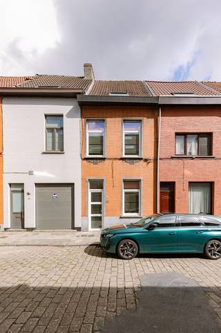 Welkom in de Vlierstraat 65, een rustige straat op korte afstand van het bruisende centrum van Gent. Dankzij de gunstige ligging geniet u hier van een aangename woonomgeving met winkels, scholen en openbaar vervoer in de directe nabijheid.<br /><br />Deze instapklare stadswoning is gelegen op een perceel van 163 m² en biedt een bewoonbare oppervlakte van 138 m². Via de inkomhal betreedt u de woning met een lichtrijke leefruimte en een praktische indeling. Aansluitend bevindt zich de keuken en de badkamer, uitgerust met de nodige voorzieningen, evenals een apart toilet.<br /><br />Op de verdiepingen vindt u drie ruime slaapkamers en een extra kleinere kamer, ideaal als bureau, dressing of kinderkamer.<br /><br />Buiten beschikt de woning over een aangename tuin, perfect om te ontspannen. Daarnaast zijn er extra troeven zoals een regenwaterput en een septische put.<br /><br />De woning wordt verwarmd via aardgas en elektriciteit. De elektriciteit is conform en met een gunstig EPC-label B is deze woning bovendien energiezuinig. Ook asbest is niet aanwezig, wat bijdraagt aan het zorgeloze karakter van deze eigendom.<br /><br />Kortom, een ideale woning voor wie op zoek is naar een comfortabele en energiezuinige thuis in Gent.<br /><br />Interesse? Contact via 0471 65 25 34 of info@vicusvastgoed.be voor een bezoek.