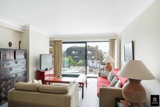 <p><strong>South-facing 1-bedroom apartment with open view – Albertstrand / Rubensplein</strong></p>
<p>Located on the Jozef Nellenslaan, just 150 metres from the seafront promenade, this charming one-bedroom apartment offers an open view over the elegant villa residences across the street. Thanks to its south-facing orientation, the apartment enjoys natural daylight throughout the day and a warm, inviting atmosphere.</p>
<p>The property features a spacious living room with access to a sunny front terrace, while at the rear, another large terrace offers a pleasant outdoor space. The modern bathroom includes a bathtub, and the fully equipped kitchen ensures maximum comfort. A practical storage room adds to the convenience.</p>
<p>A private cellar is included with the apartment, and there is a convenient bicycle storage area on the ground floor.</p>
<p>For those seeking extra convenience, a large garage box is available for purchase within the building. The asking price for the garage is €150,000.</p>