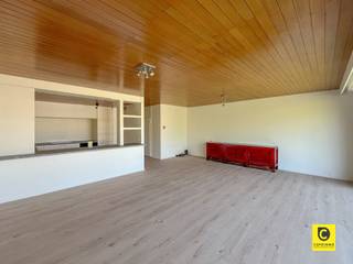 <p><span>Lichtrijk, gerenoveerd en authentiek 2-slaapkamerappartement in Berchem</span></p><p><span>Ontdek dit lichtrijk vernieuwd appartement op één van de groenste lanen van Berchem. </span></p><p><span>Vlakbij verschillende horecagelegenheden, opties voor openbaar vervoer en winkels die allemaal te voet bereikbaar zijn.</span></p><p><span>Met invalswegen vlakbij bent u met de wagen meteen op de snelweg richting andere steden.</span></p><p><span> </span></p><p><span>Leefruimte en keuken</span></p><p><span>Binnenin wordt u verwelkomt door een lichtrijk leefruimte met dank aan de grote raampartijen. </span></p><p><span>De ruimte heeft een aangename, ruimtelijke indeling en een moderne open keuken die naadloos aansluit op de leefruimte. </span></p><p><span>In de keuken vinden we een inductie kookplaat en combi oven terug alsook een koelkast met aparte vriezer. Kort gezegd, alle comfort die er nodig is!</span></p><p><span>De keuken beschikt ook over een praktische bar, ideaal voor gezellig te tafelen. </span></p><p><span>De ruime leefruimte geniet van zeer veel natuurlijk lichtinval dankzij de grote raampartijen, dia de schuifraam heeft u toegang tot het terras dat aan de voorzijde van het appartement gelegen is. Het terras is NW gelegen.</span></p><p><span> </span></p><p><span>Slaapkamers en badkamer</span></p><p><span>De twee slaapkamers, waarvan één grote en één kleinere, beschikken beide over genoeg ruimte om naar eigen wens in te richten.<br />De badkamer beschikt over en ligbad met douche voorziening en twee wastafels, perfect voor uw dagelijkse routine.</span></p><p><span>Ook beschikt de badkamer over een wasmachine wat bijdraagt aan het comfort.</span></p><p><span>Verder is er nog een handige douchekamer ook aanwezig.<br /><br /></span><span>Terras</span></p><p><span>Vanuit de living kan u via het schuifraam het ruime terras betreden waar u na een lange werkdag tot rust kan komen met een uitzicht over de groene Fruithoflaan.</span></p><p><span>Achteraan is er ook terras aanwezig waar u heel de middag van de zon kan genieten, het terras is ZO geörienteerd. </span></p><p><span> </span></p><p><span>Huurprijs &amp; beschikbaarheid</span></p><p><span>Huurprijs:</span><span> €1.150,00 / maand</span></p><p><span>Maandelijkse kosten:</span><span> €160,00 / maand - verbruik en onderhoud gemeenschappelijke delen</span></p><p><span>Beschikbaar:</span><span> Onmiddellijk </span></p><p><span> </span></p>