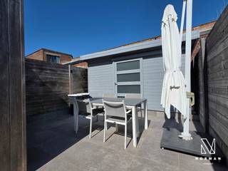 Welkom in deze volledig gerenoveerde woning (EPC B - overal airco) met 3 slaapkamers op wandelafstand van Kortrijk-centrum, met een zonnig tuinterras. Mogelijkheid tot huren van een garage en fietsenberging in de straat.<br /><br />We komen de woning binnen via een mooie hall die toegang geeft tot de zeer lichtrijke leefruimte met eetplaats. De aangrenzende op maat gemaakte keuken is praktisch ingericht en voorzien van alle toestellen. In de badkamer vinden we een mooi meubel met dubbele lavabo en een luxueuze inloopdouche. Er is een afzonderlijk toilet. <br /><br />De 1e verdieping bereiken we via een mooie houten trap. We vinden er 2 ruime slaapkamers terug. De indrukwekkende “master bedroom” bevindt zich op de 2e verdieping en is zoals de rest van de woning tot in de puntjes afwerkt.<br /><br />De onderhoudsvriendelijke tuin omvat een zonnig terras en een handige bergruimte. Onder de woning bevindt zich nog een grote kelder. <br /><br />+ EPC B, inclusief 12,6 m² zonnepanelen<br />+ airco in de hele woning<br />+ volledig instapklaar <br /><br />De geafficheerde prijs van 299.000 euro is een vanafprijs. Elk bod vanaf 299.000 euro of hoger wordt voorgelegd aan de eigenaar die dit bod al dan niet kan aanvaarden.<br /><br />* De 2 foto's waarop de woning leeg te zien is, zijn met AI gegenereerd.